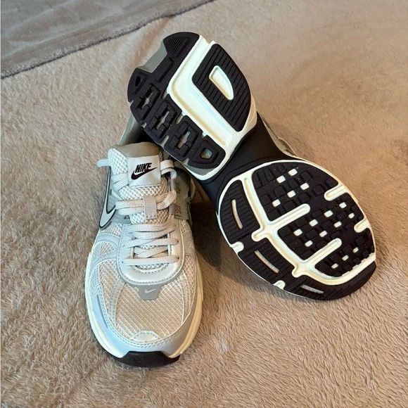 NWOT Nike V2K Run “Light Orewood Brown” - Picture 5 of 6